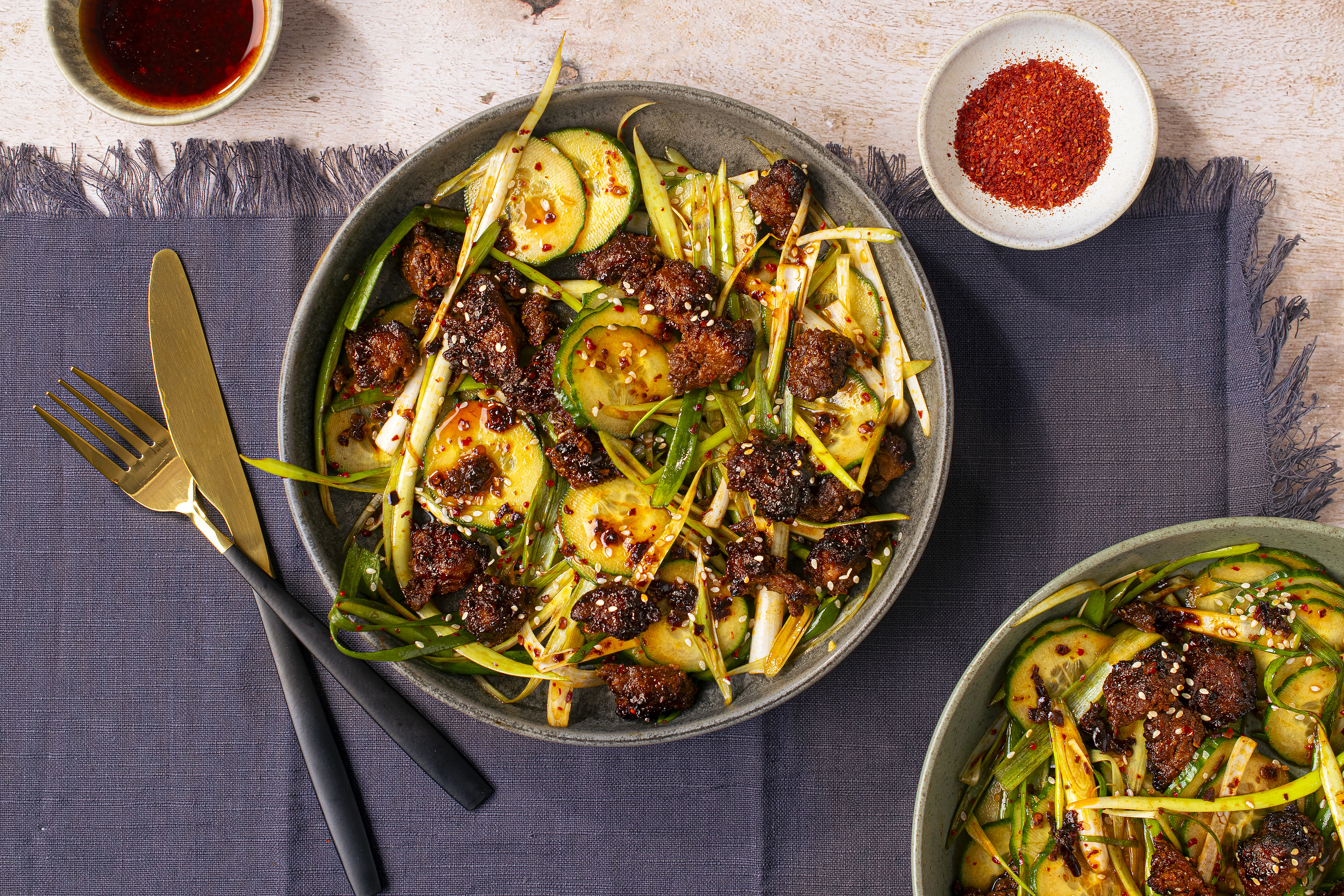 Pittige Koreaanse komkommersalade met knapperige Beyond Burger Korean BBQ